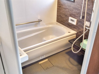 バスルームリフォーム カビの繁殖を防ぐ床でお掃除が格段に楽になった浴室