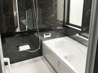 バスルームリフォーム 黒色パネルのかっこいいバスルームと清潔感あるトイレ