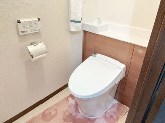 トイレリフォーム 掃除道具等を収納できる、スッキリしたトイレ