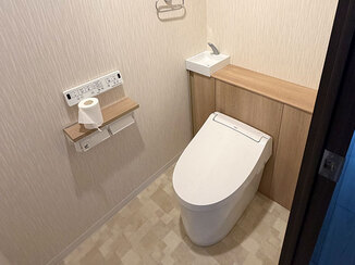 トイレリフォーム 収納力と清掃性を高めた、すっきりとした見た目のレストルーム