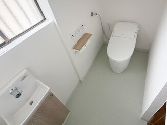 トイレリフォーム 見違えるようにキレイになった、お手入れしやすいレストルーム
