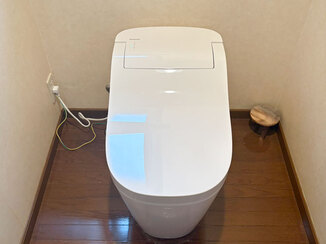 トイレリフォーム 費用を抑えて実現した、すっきりとしたデザインのタンクレストイレ